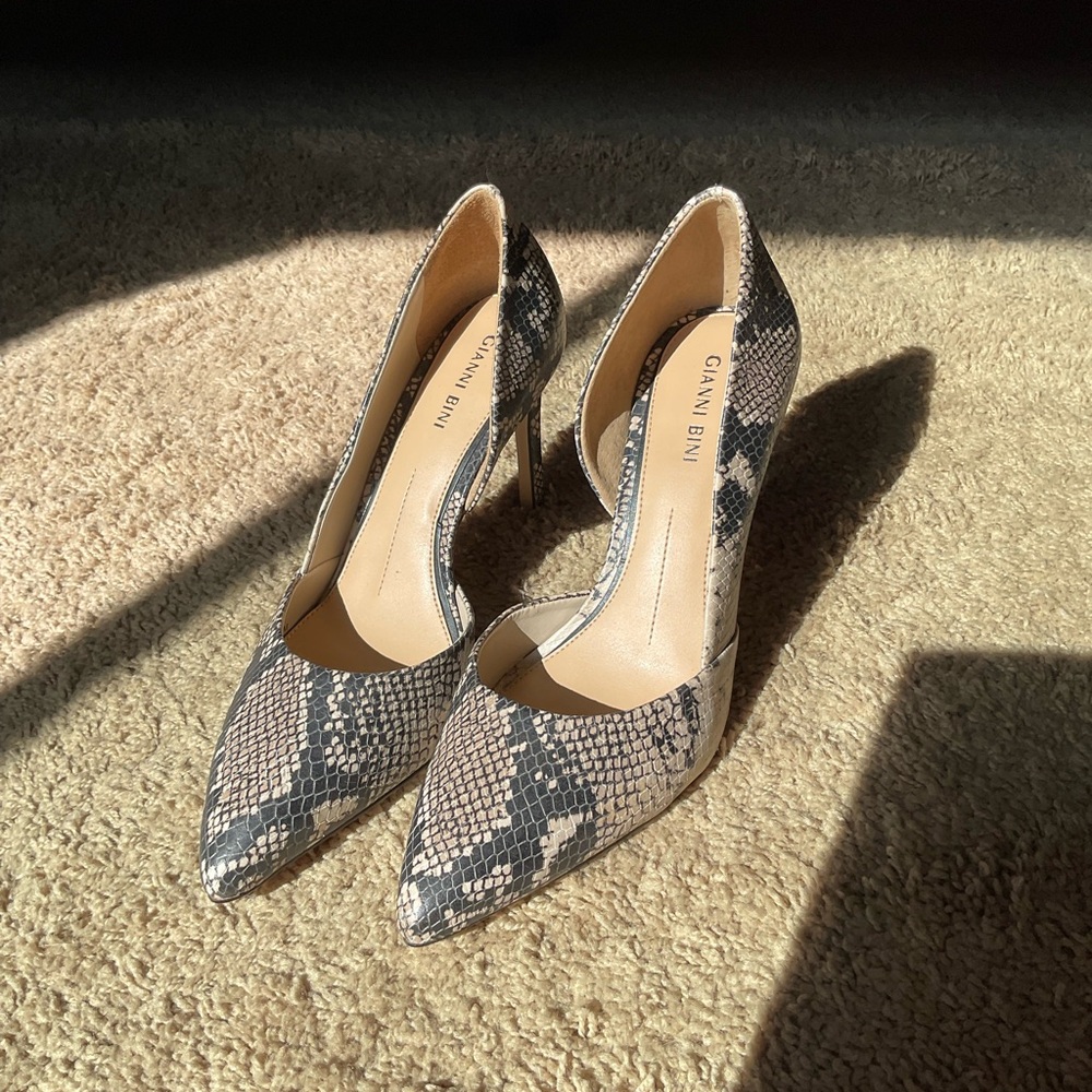 Gianni Bini Snakeskin Print Pointed Toe High Heels Size 9 Faux Leather Stiletto